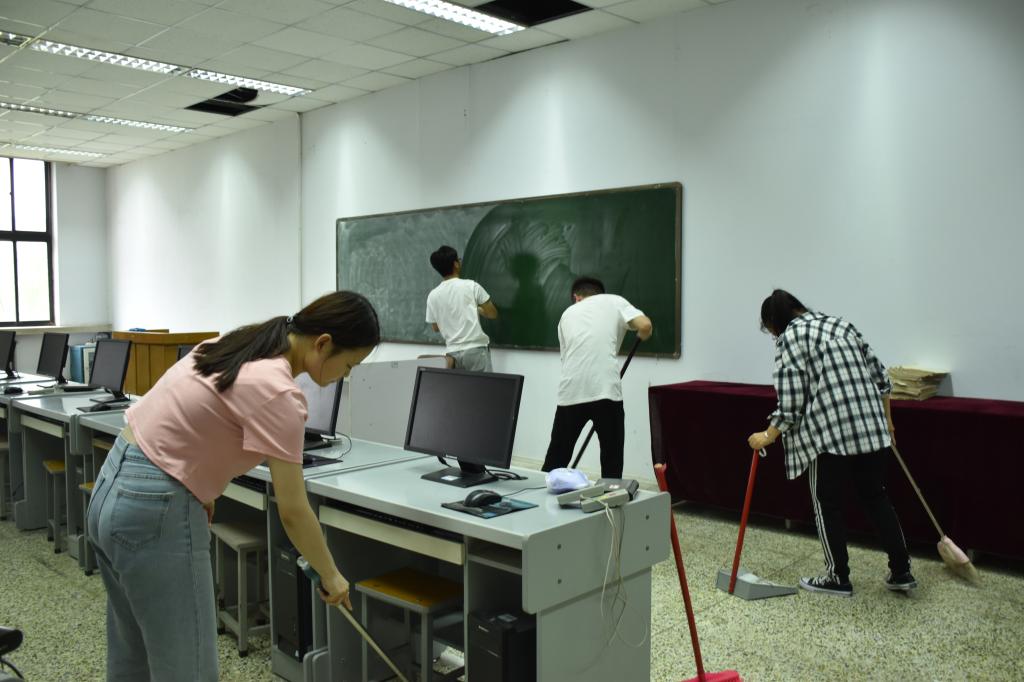 志愿者打扫心理实验室