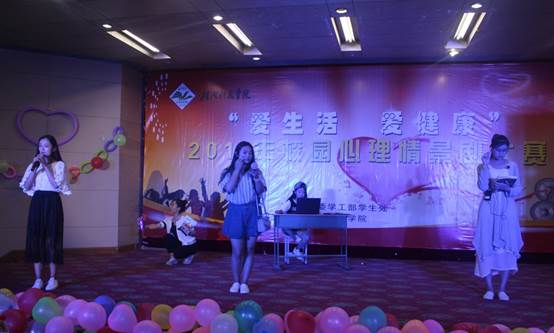 说明:C:\Users\Administrator\Desktop\我校举行“爱生活 爱健康” 校园心理情景剧大赛\照片\《我们的小时代》.jpg